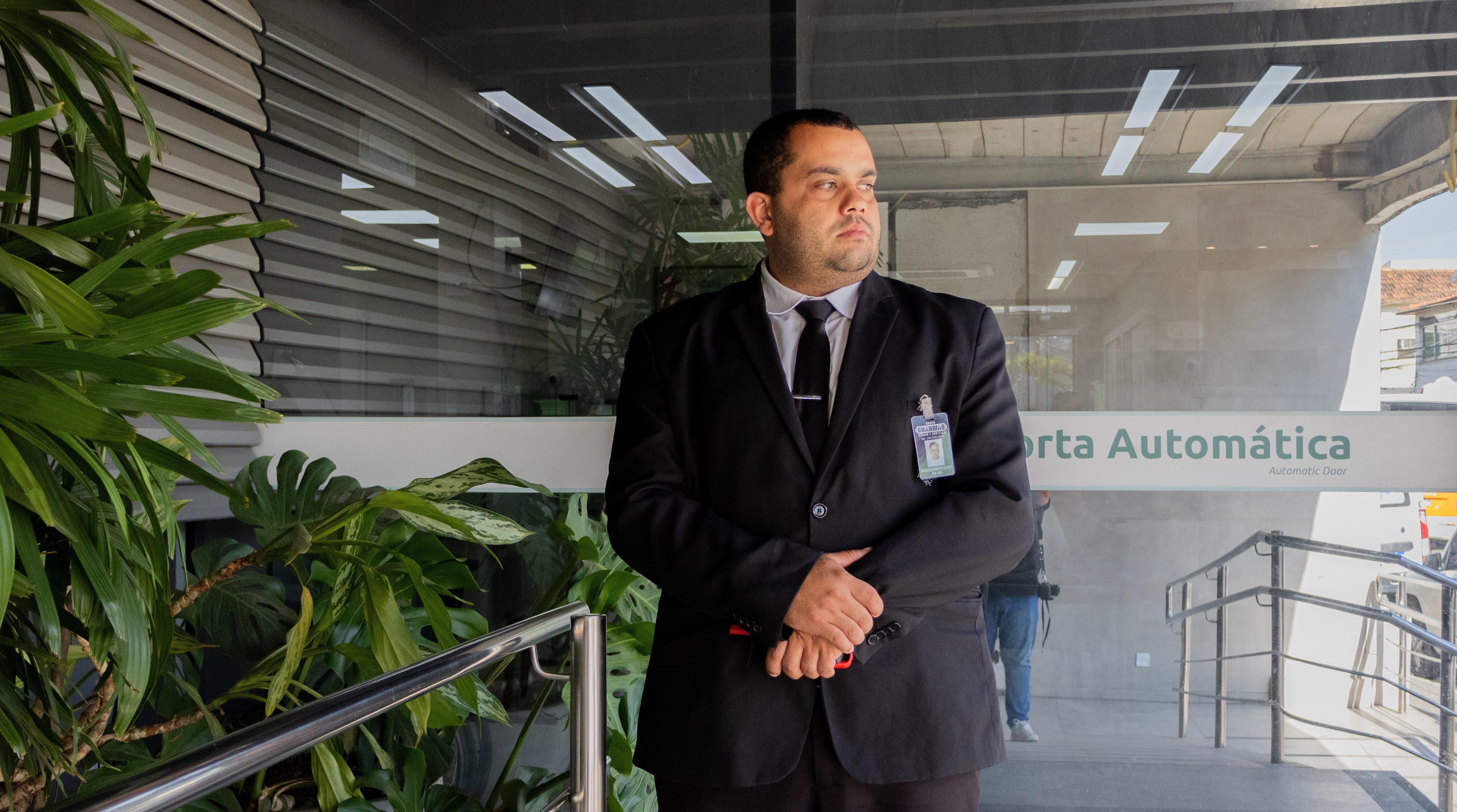Profissional de portaria realizando controle de acesso